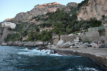 Fototapeta na wymiar Praiano - Scogliera del Lido Gavitella all'alba