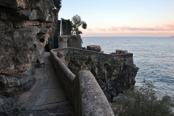 Praiano - Scorcio del Lido Gavitella dal sentiero di accesso all'alba