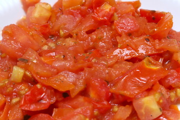 pasta de tomate feita em casa, tomate picado sendo preparado para a refeição, refeição com tomate feito em casa,alimento vermelho