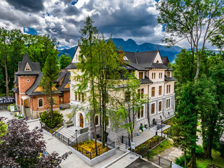 Muzeum Tatrzańskie Zakopane wiosną, widok na Tatry © Sławek Rakowski