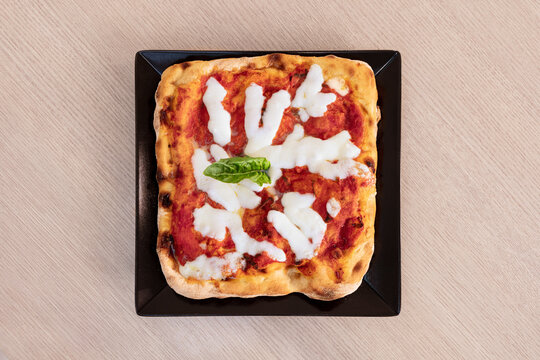 pizza, teglia, quadrata, margherita, fiordilatte, pomodoro, san marzano, olio, extra vergine, oliva, dop, basilico, itlia, napoli, roma, croccante, leggera, alimento, isolata, italiano, pasti, cena, i