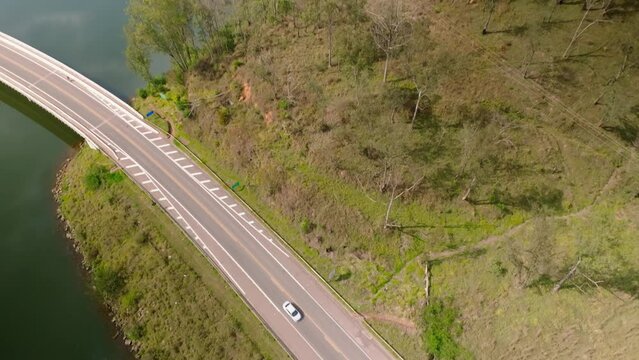 Filme a&eacute;reo da ponte que liga a cidade de mairipor&atilde; a franco da rocha, banhada pela represa que abastece S&atilde;o Paulo.