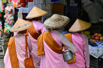 Nonnen beim Frühstückempfang, Einwohner spenden Essen und Lebensmittel, Mandalay, Myanmar, Asien
