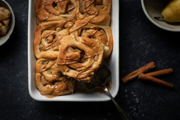 brioches roulées cinnamon rolls fourrées poire amande cannelle