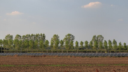 pannelli fotovoltaici, panelli solari nel campo agricolo
