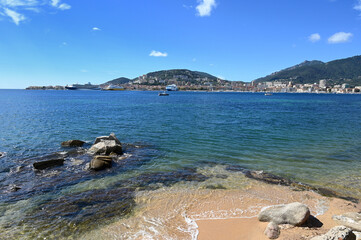 Plage d'Aspretto avec une vue générale d'Ajaccio