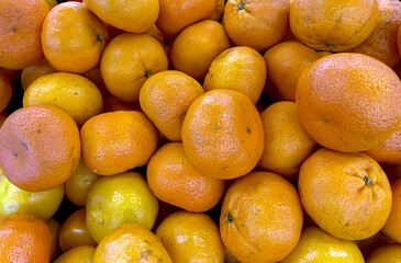 A pile of ripe oranges in the supermarket