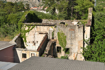 Fototapeta na wymiar Old abandoned building. Ruined house. Montenegro, Europe