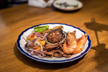 Obraz na płótnie Canvas eat plate of seafood on table