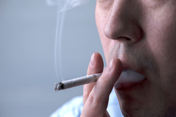 タバコを吸う男性の口元