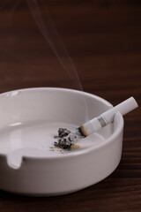 灰皿に残ったタバコの消し忘れ