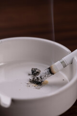 灰皿に残ったタバコの消し忘れ