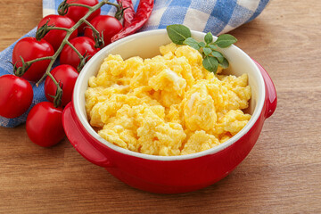 Scrambledd egg in the bowl