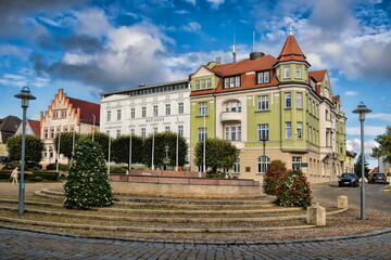 Naklejka premium bergen, deutschland - marktbrunnen mit rathaus im hintergrund