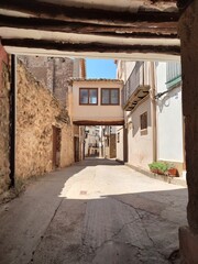 Fototapeta na wymiar Calles que cruzan edificios en pueblo con historia - Lleida, Spain