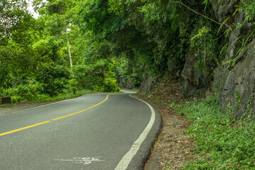 Photo of an empty causeway in the middle of the Geurute mountains