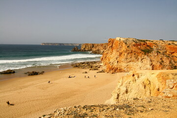 Fototapeta na wymiar La plage de Mareta, très prisée des surfeurs, à Sagres dans l'Algarve au Portugal