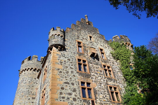 Begr&uuml;ntes altes Mauerwerk der Unterburg vor blauem Himmel im Sonnenschein im Herbst in Staufenberg im Kreis Gie&szlig;en in Hessen