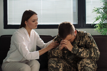 Obraz premium Psychotherapist working with military officer in office