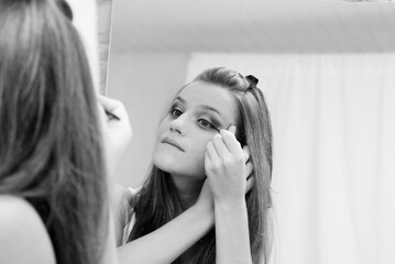 Fototapeta premium maquiagem em casa no espelho 