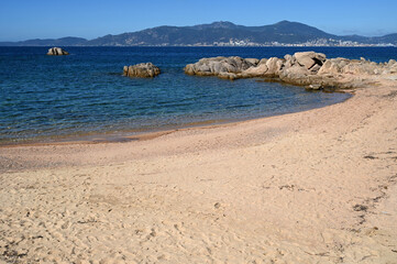 Rochers sur la plage U Mari sur la presqu'ile d'Isolella en face de la ville d'Ajaccio
