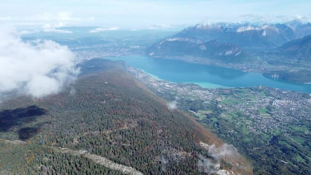 Aussicht auf Lac de Annecy und zoom auf weit entfernten Mont Blanc