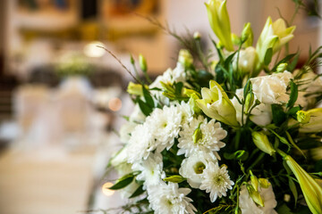 Kościół ksiądz ślub wesele dekoracja kwiaty