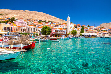 Obraz premium Colorful houses and fishing boats in picturesque small island Halki (Chalki) in Greece