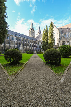 Belgique Wallonie Maredsous abbaye monastere eglise religion tourisme patrimoine architecture cour interieure