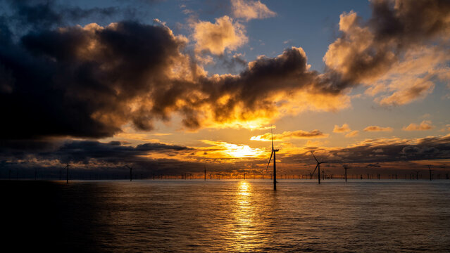 The nIght is on the way offshore