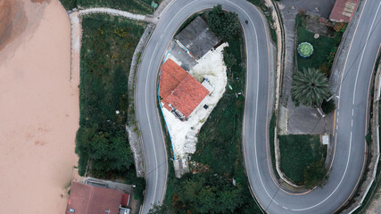 Una bonita vista de la costa de Asturias con el de dron. Playa La Ñora