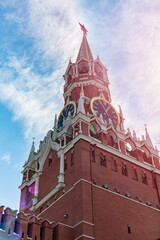 Obraz premium Spasskaya tower of the Kremlin with a clock against the blue sky. Vertical image orientation