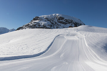 piste de ski vide à la montagne