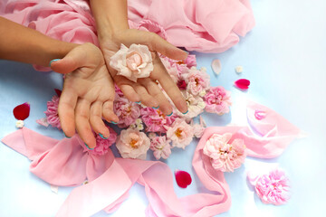 Obraz na płótnie Canvas Blue manicure on short nails with pink roses.