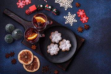 Obraz na płótnie Canvas Hot mulled wine with a slice of orange, with cinnamon, cloves and other spices