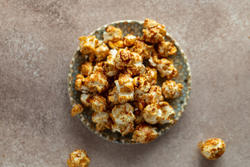 Obraz na płótnie Canvas popcorn in a beautiful plate cinema rest relaxation sweets