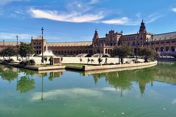 Fototapeta na wymiar water pool in the Plaza de Espana in Seville