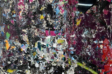 Fototapeta na wymiar Abblätternde Farbschichten auf einer Mauer