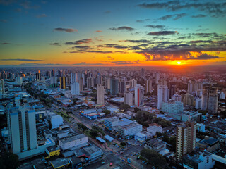 Anoitecer em Cascavel, Paraná, Brasil. Panorama da cidade e vista aérea do pôr do sol.