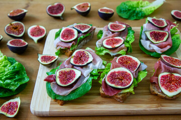 Sandwiches with lettuce, ripening ham and figs
