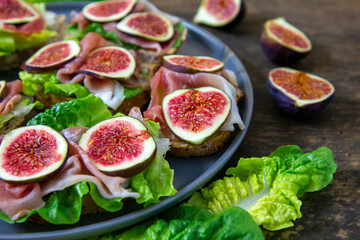 Sandwiches with lettuce, ripening ham and figs

