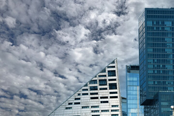 Obraz na płótnie Canvas modern office building/ cloudy sky