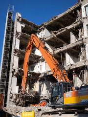 古いビルの解体工事