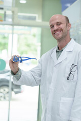 Image of an optometrist holding a messbrille in an ophthalmology clinic.