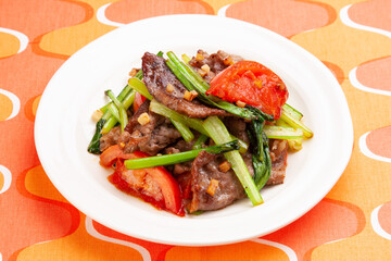 家庭料理　牛肉と小松菜、トマトのガーリック炒め　日本