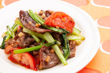家庭料理　牛肉と小松菜、トマトのガーリック炒め　日本