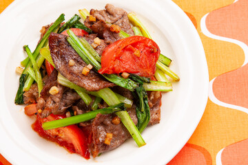 家庭料理　牛肉と小松菜、トマトのガーリック炒め　日本