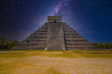 Obraz na płótnie Canvas Temple Pyramid of Kukulcan El Castillo with Milky Way Galaxy stars night sky, Chichen Itza, Yucatan, Mexico, Maya civilization