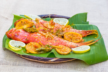 cari de poissons servi dans un vane sur feuilles de bananier 
