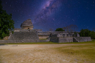 Obraz premium Ruins of El Caracol observatory temple, Chichen Itza, Yucatan, Mexico, Maya civilization with Milky Way Galaxy stars night sky